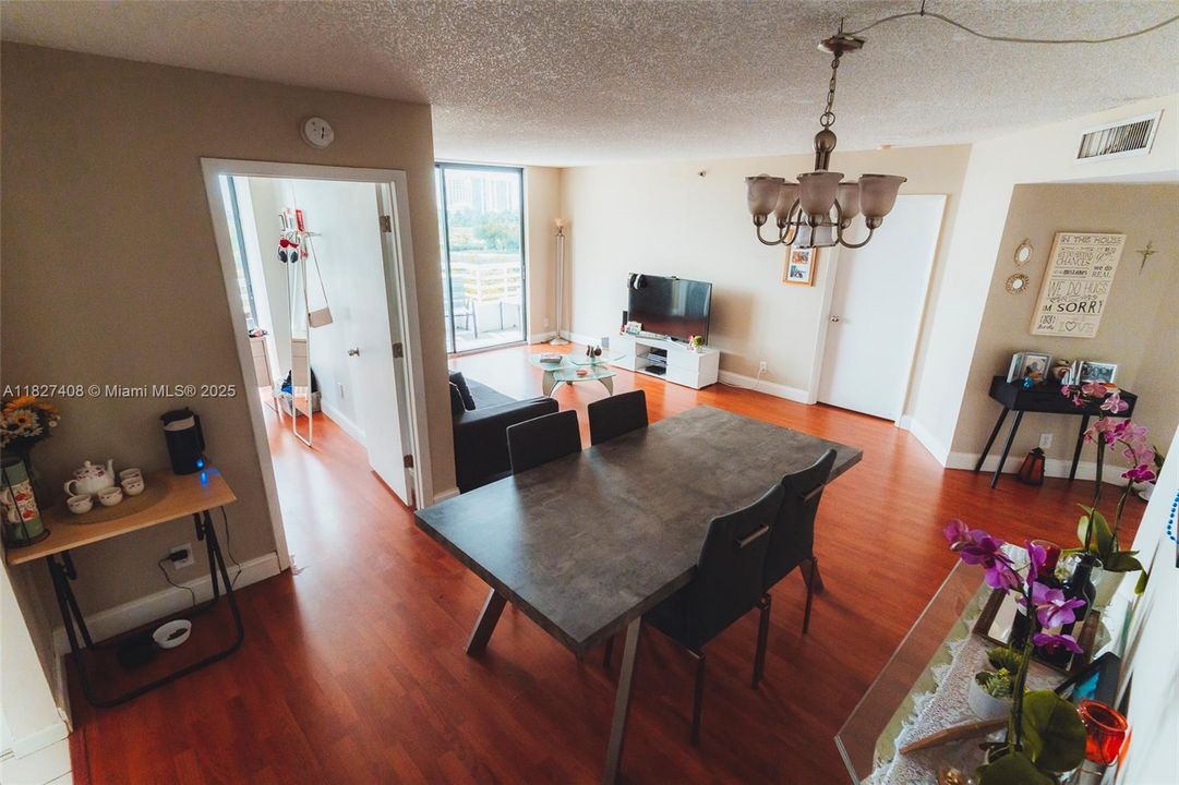 Recently Sold: $350,000 (2 beds, 2 baths, 1181 Square Feet)