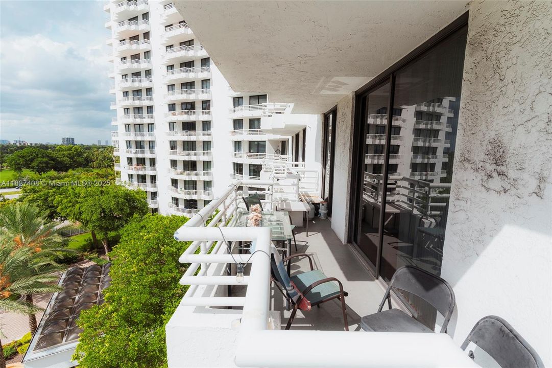 Recently Sold: $350,000 (2 beds, 2 baths, 1181 Square Feet)