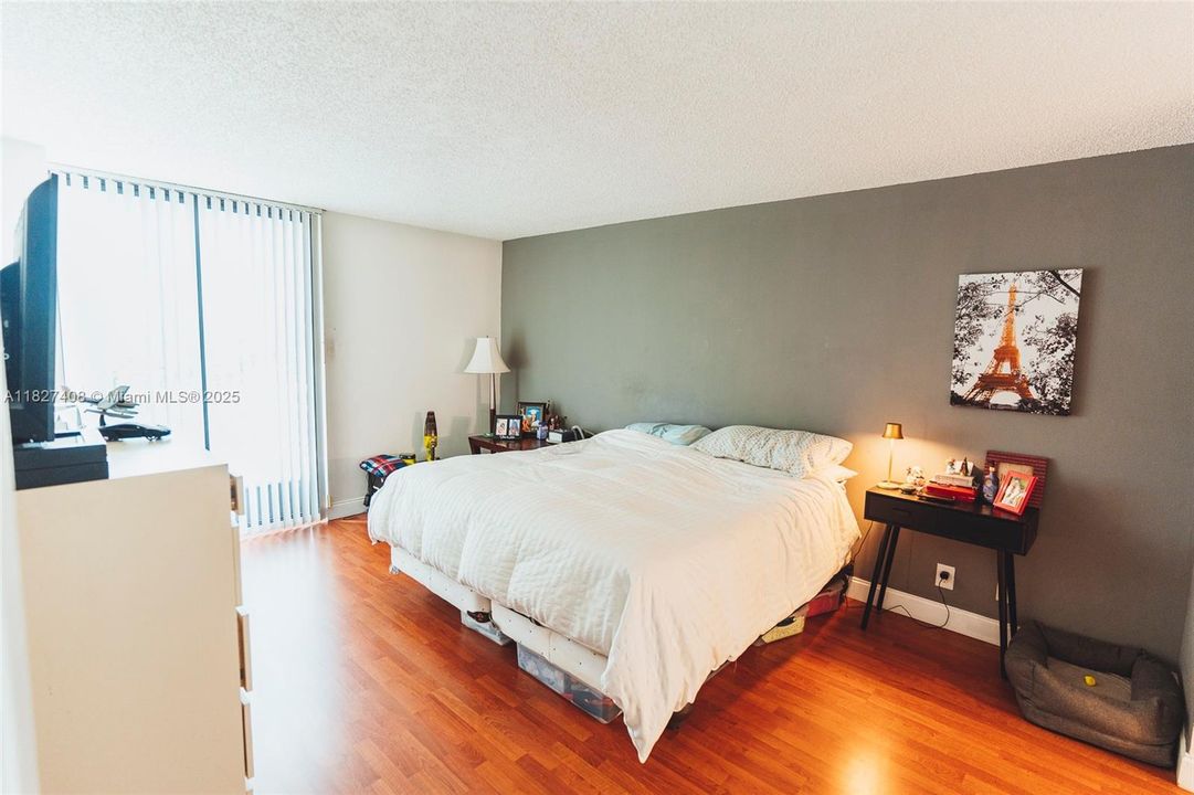 Recently Sold: $350,000 (2 beds, 2 baths, 1181 Square Feet)