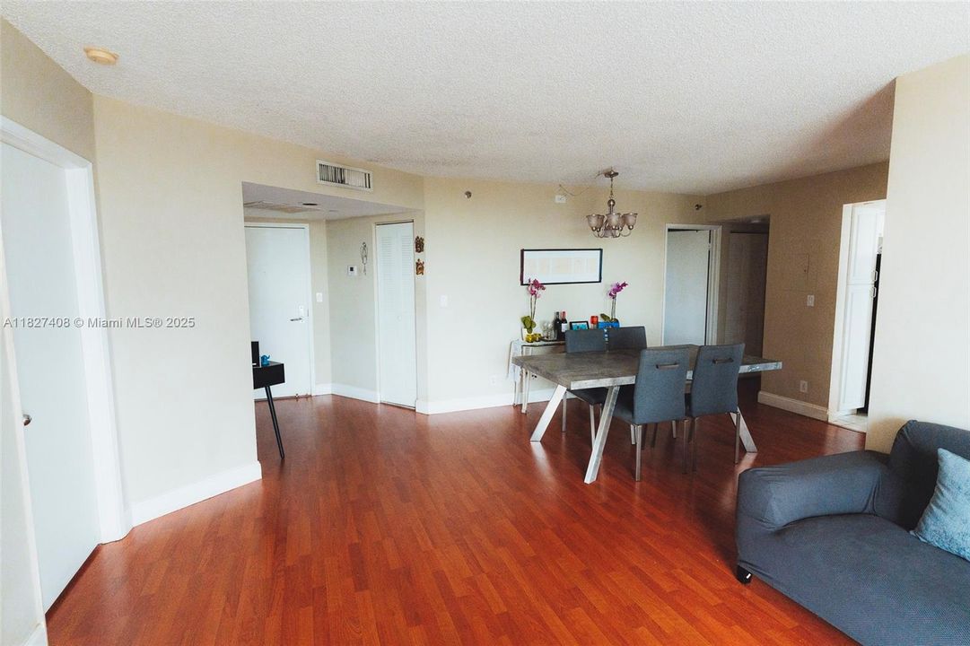 Recently Sold: $350,000 (2 beds, 2 baths, 1181 Square Feet)