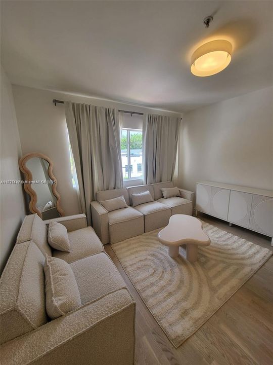 待售: $249,000 (1 贝兹, 1 浴室, 534 平方英尺)