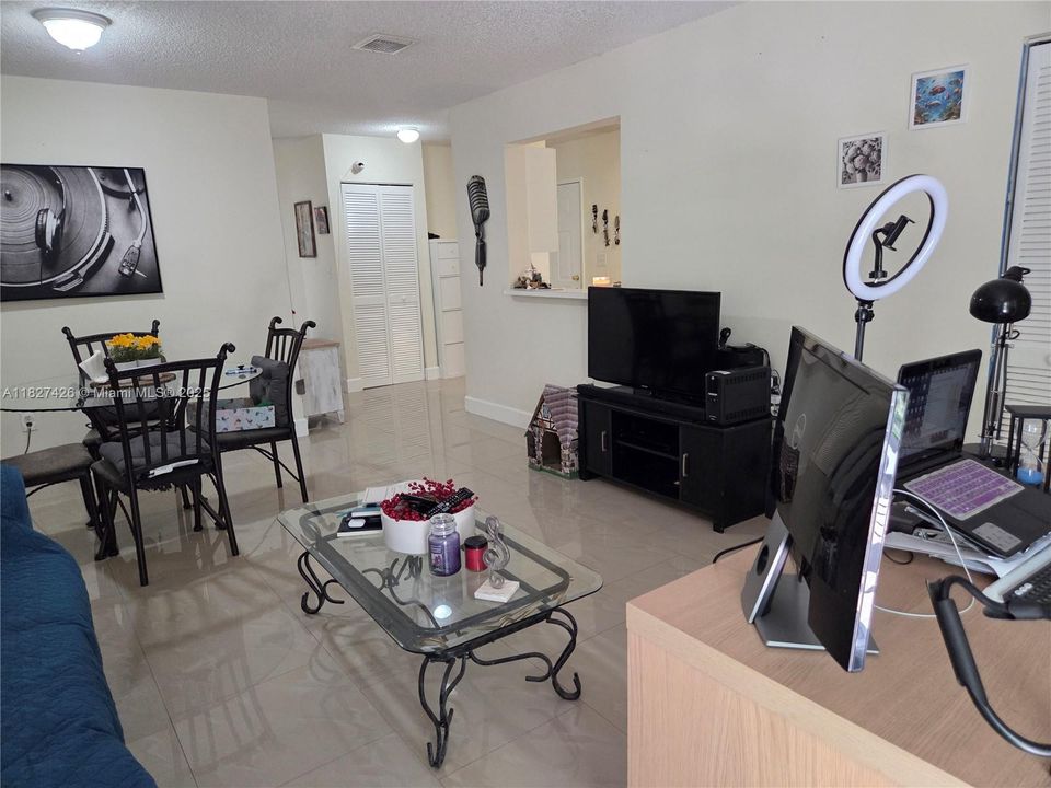 На продажу: $274,817 (1 спален, 1 ванн, 904 Квадратных фут)