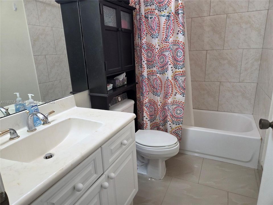 На продажу: $274,817 (1 спален, 1 ванн, 904 Квадратных фут)