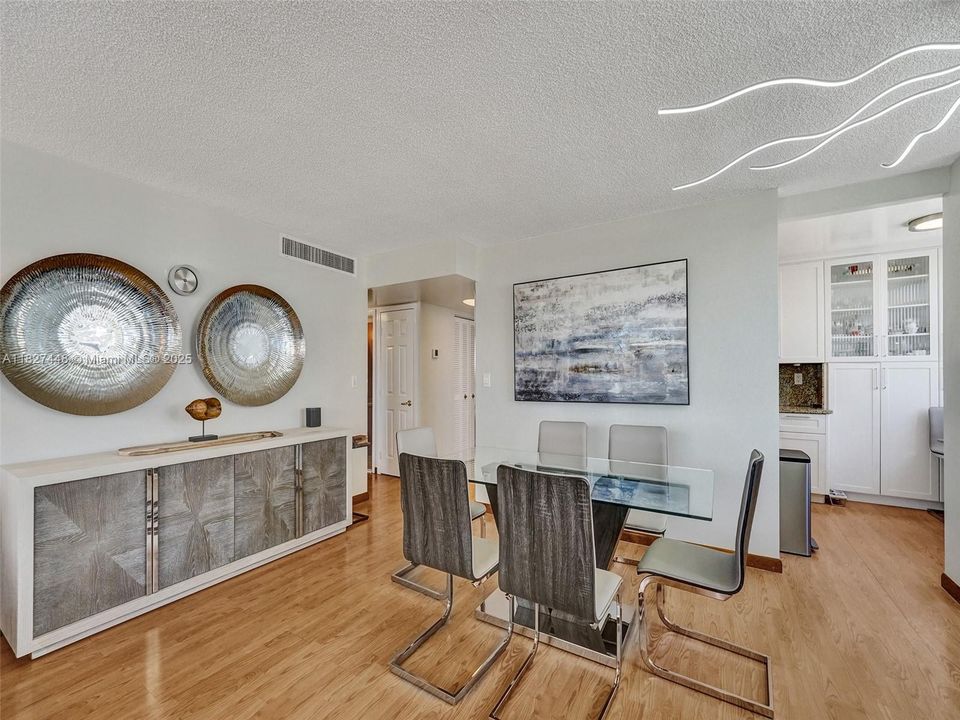 На продажу: $437,500 (2 спален, 2 ванн, 1360 Квадратных фут)