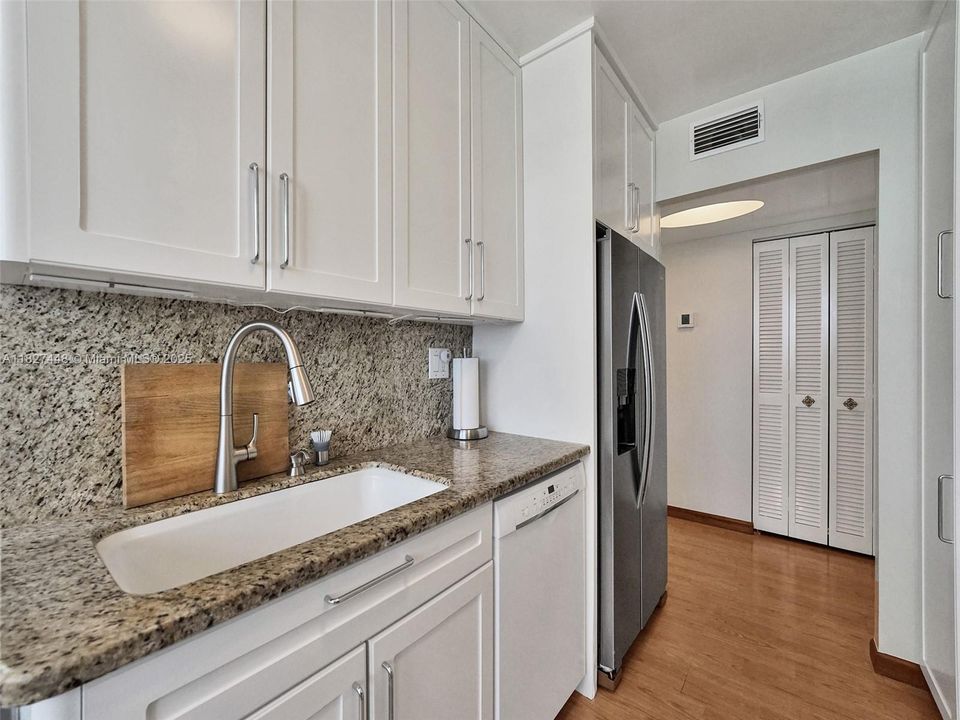 На продажу: $437,500 (2 спален, 2 ванн, 1360 Квадратных фут)