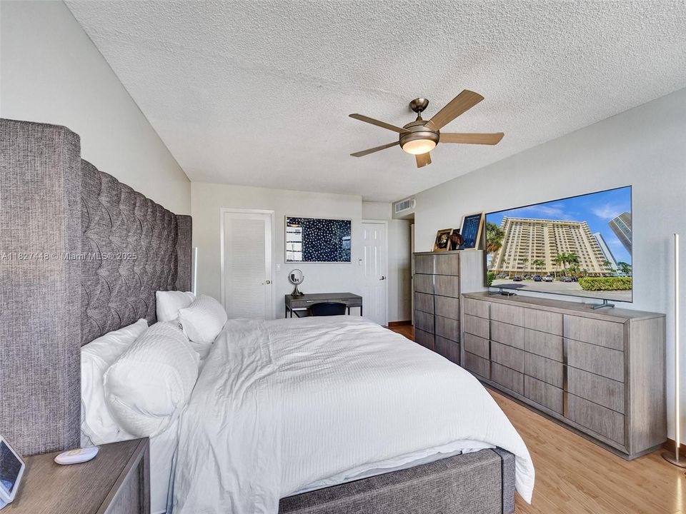 На продажу: $437,500 (2 спален, 2 ванн, 1360 Квадратных фут)