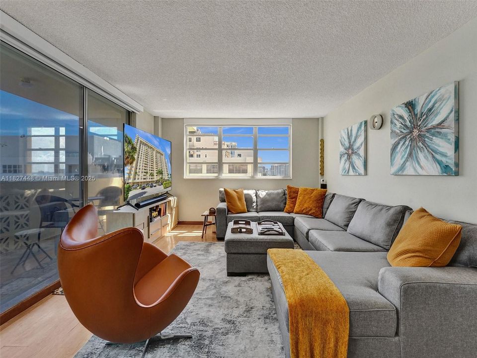 На продажу: $437,500 (2 спален, 2 ванн, 1360 Квадратных фут)