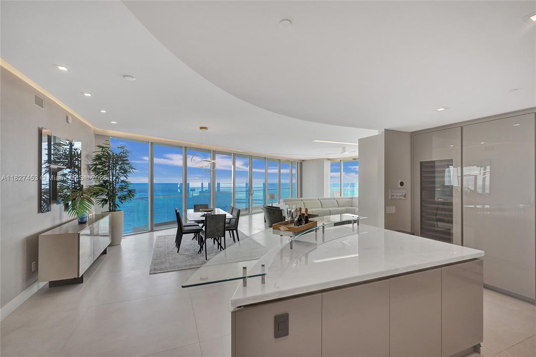 Vendido Recientemente: $5,990,000 (4 camas, 5 baños, 3255 Pies cuadrados)