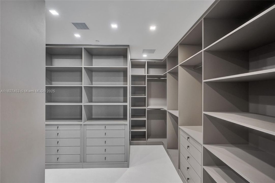 Vendido Recientemente: $5,990,000 (4 camas, 5 baños, 3255 Pies cuadrados)