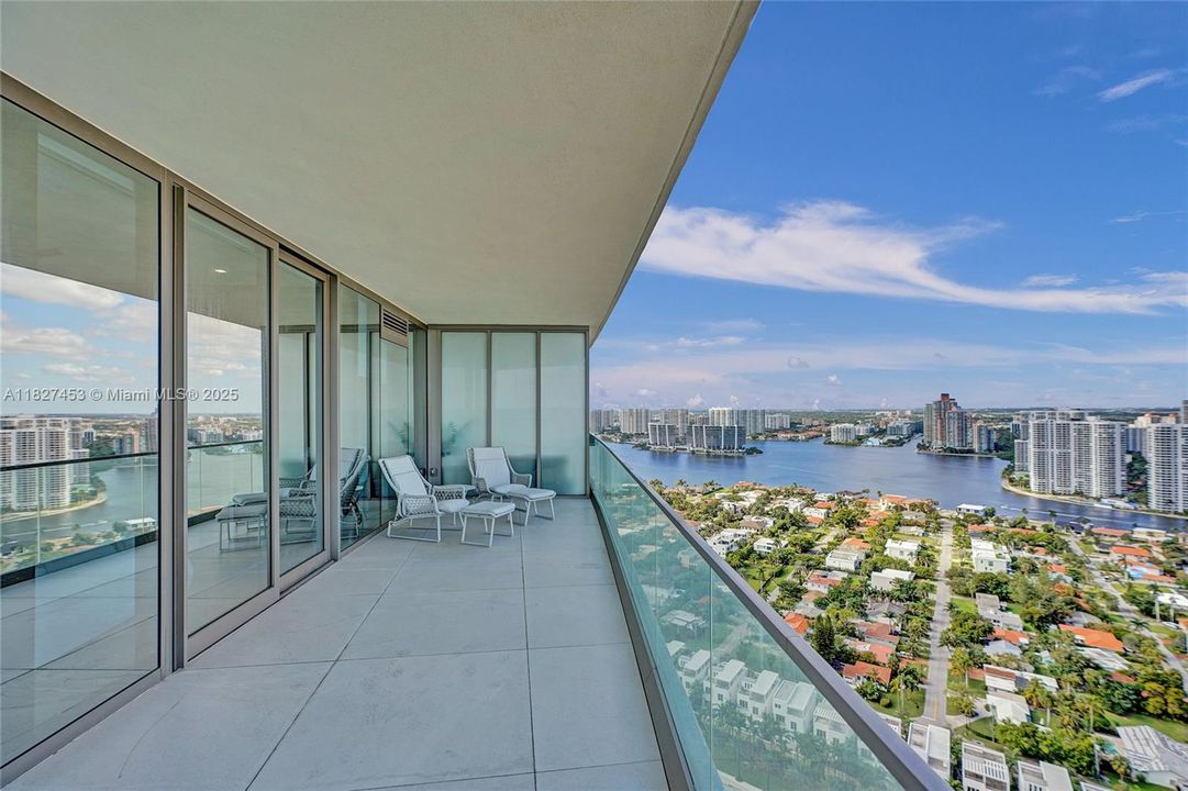 Vendido Recientemente: $5,990,000 (4 camas, 5 baños, 3255 Pies cuadrados)