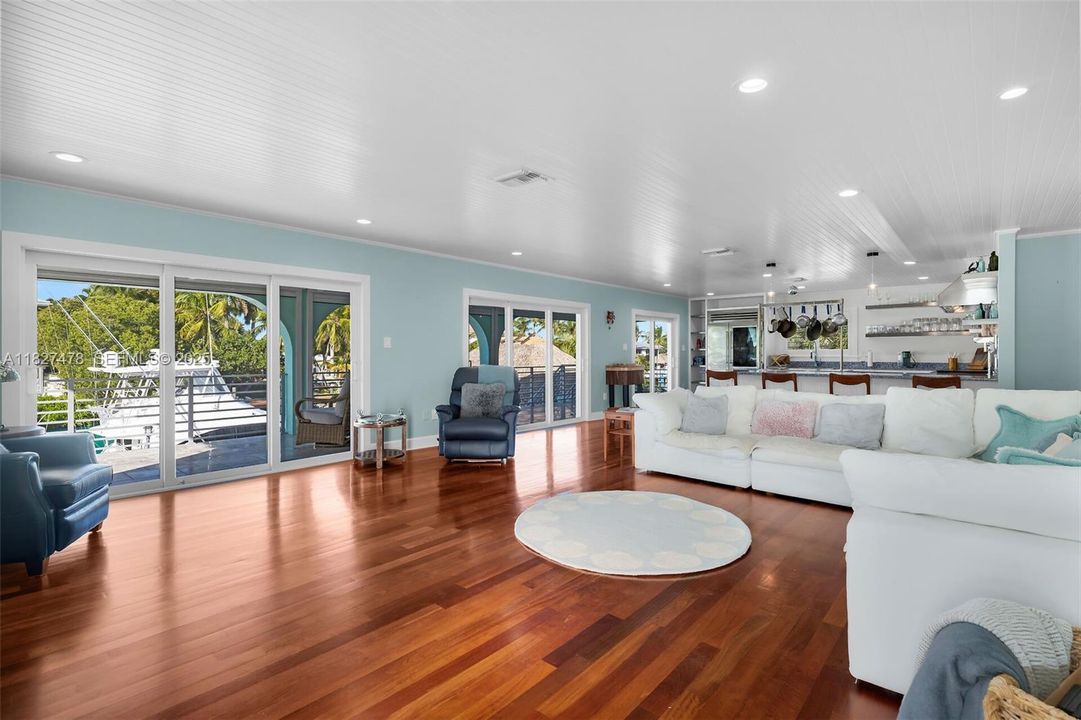 出租: $10,000 (3 贝兹, 3 浴室, 1596 平方英尺)