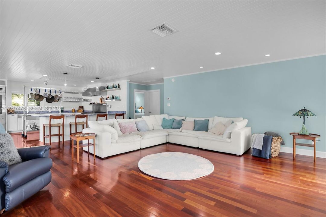 出租: $10,000 (3 贝兹, 3 浴室, 1596 平方英尺)