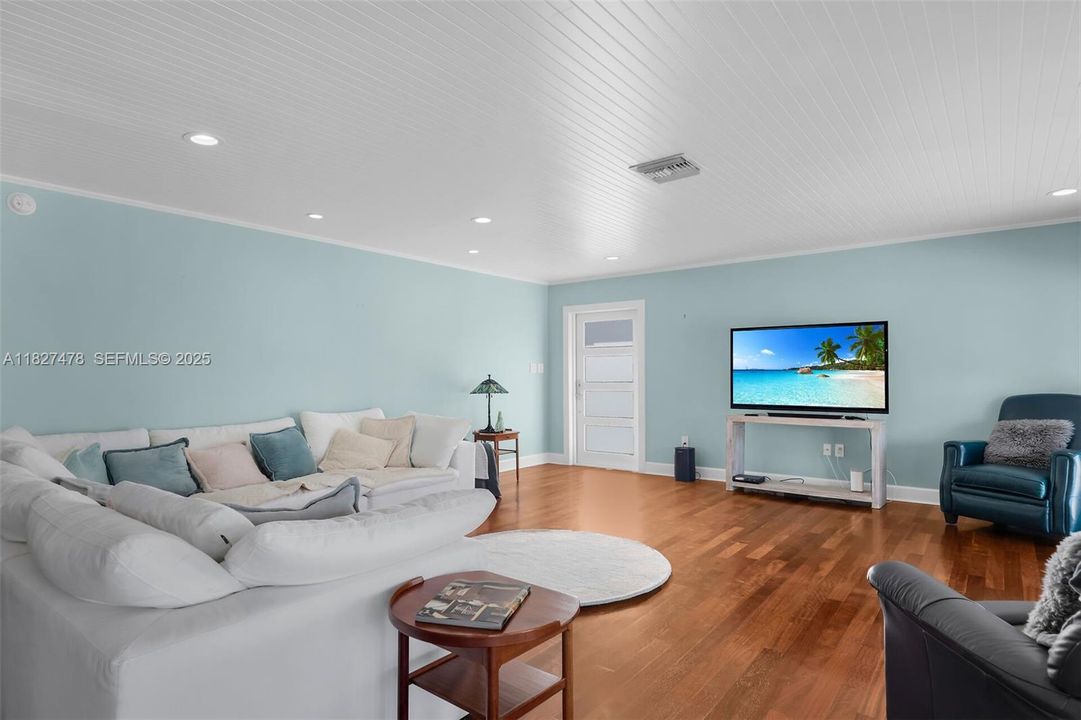 出租: $10,000 (3 贝兹, 3 浴室, 1596 平方英尺)