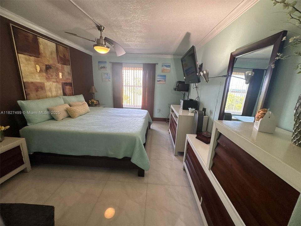 Active With Contract: $235,000 (1 beds, 1 baths, 756 Square Feet)