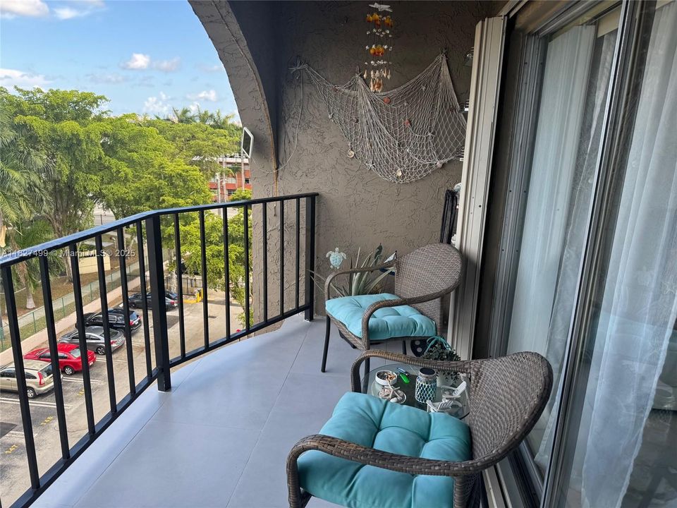 Active With Contract: $235,000 (1 beds, 1 baths, 756 Square Feet)
