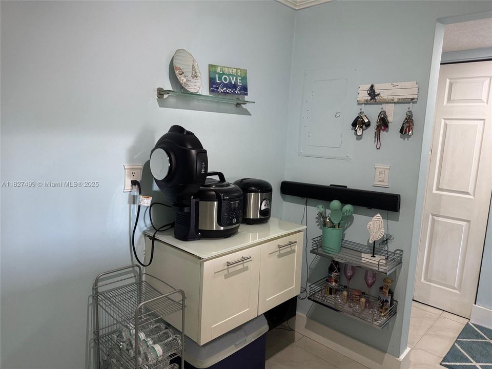 Active With Contract: $235,000 (1 beds, 1 baths, 756 Square Feet)