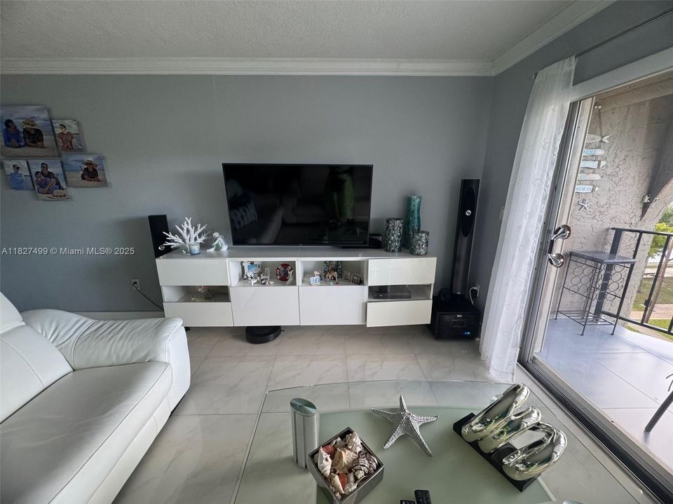 Active With Contract: $235,000 (1 beds, 1 baths, 756 Square Feet)