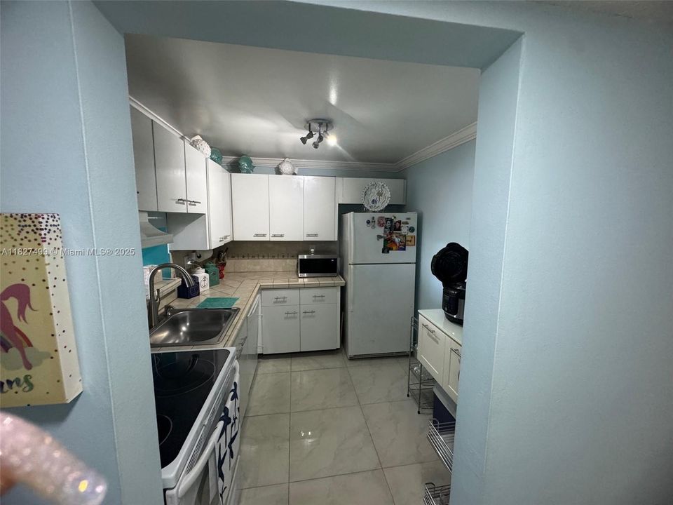 Active With Contract: $235,000 (1 beds, 1 baths, 756 Square Feet)