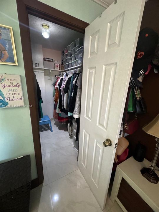 Active With Contract: $235,000 (1 beds, 1 baths, 756 Square Feet)