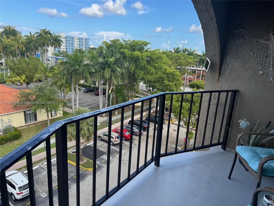 Active With Contract: $235,000 (1 beds, 1 baths, 756 Square Feet)