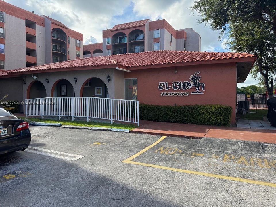 Active With Contract: $235,000 (1 beds, 1 baths, 756 Square Feet)