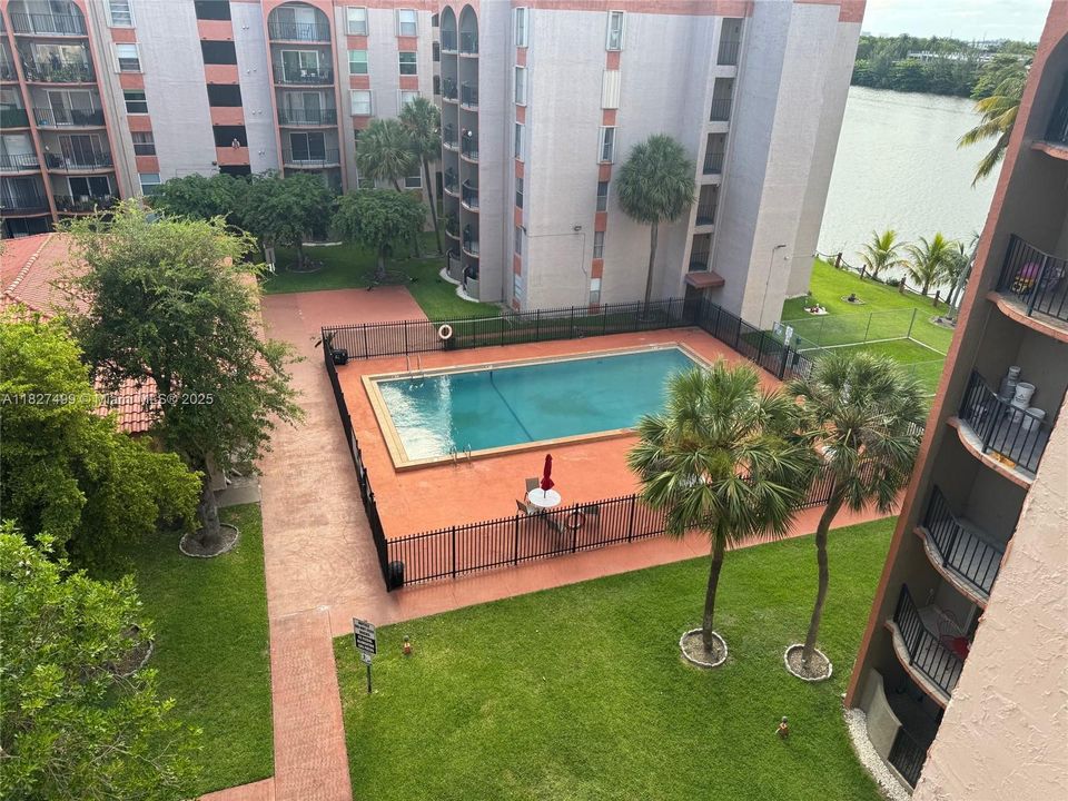 Active With Contract: $235,000 (1 beds, 1 baths, 756 Square Feet)