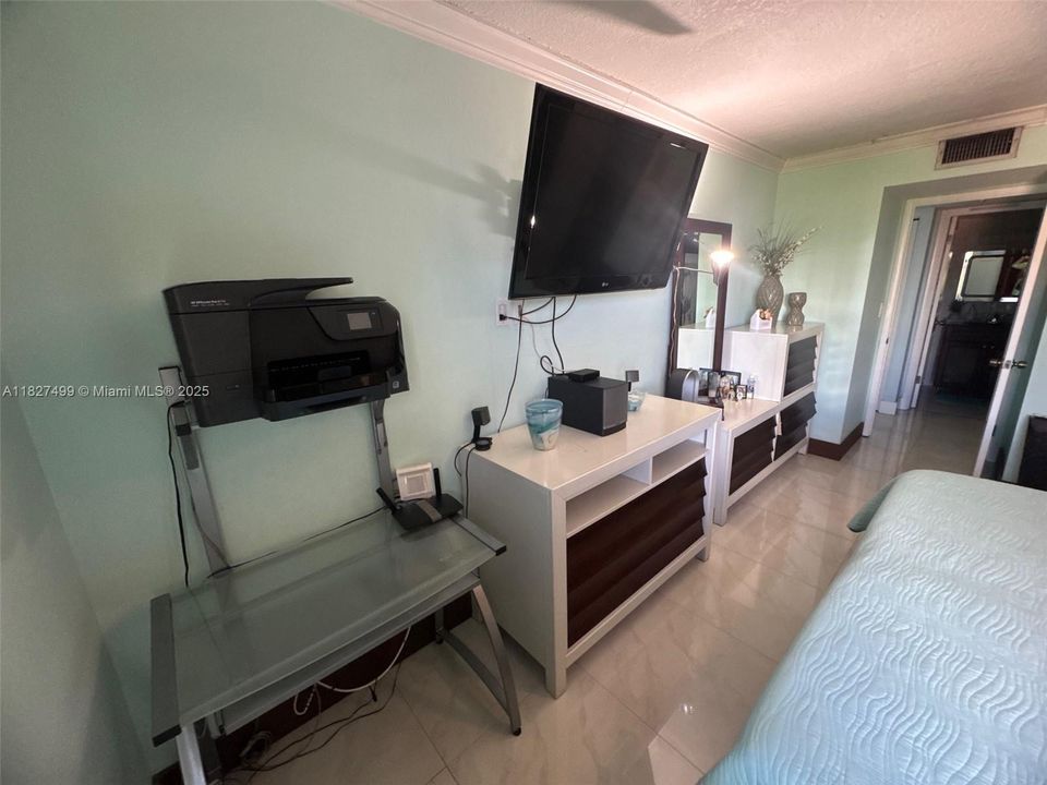 Active With Contract: $235,000 (1 beds, 1 baths, 756 Square Feet)