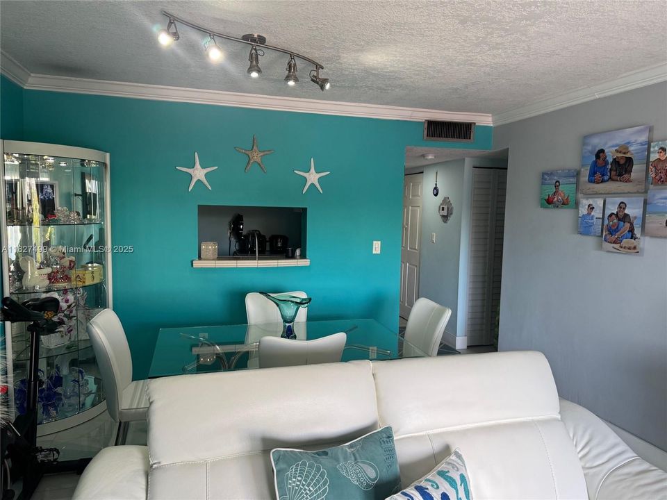 Active With Contract: $235,000 (1 beds, 1 baths, 756 Square Feet)