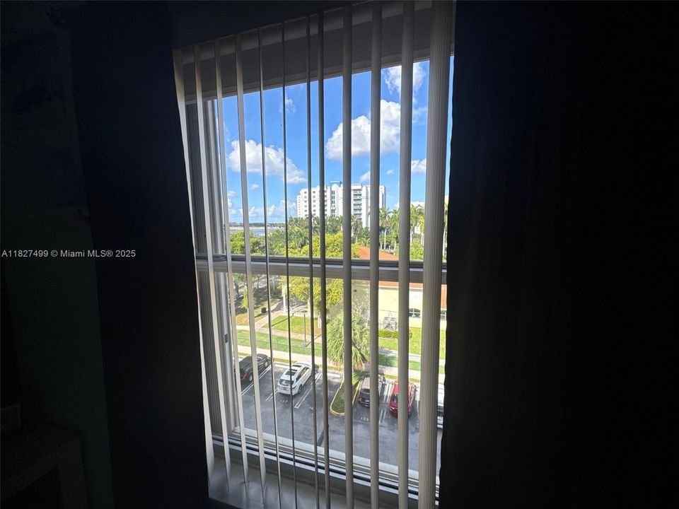 Active With Contract: $235,000 (1 beds, 1 baths, 756 Square Feet)