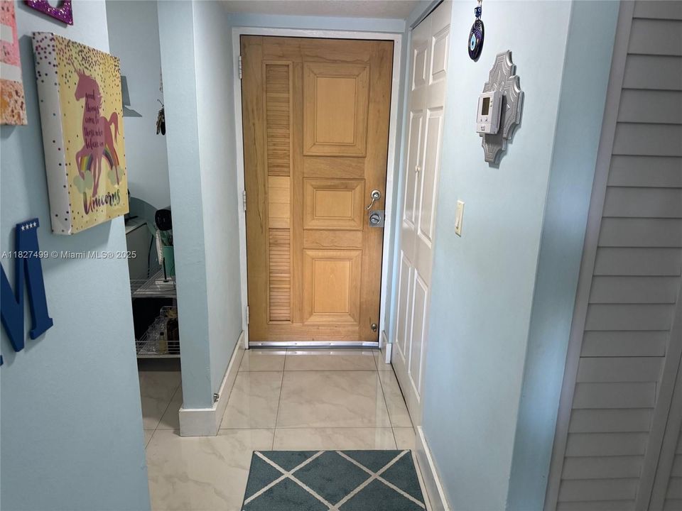 Active With Contract: $235,000 (1 beds, 1 baths, 756 Square Feet)