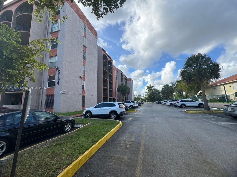 Active With Contract: $235,000 (1 beds, 1 baths, 756 Square Feet)