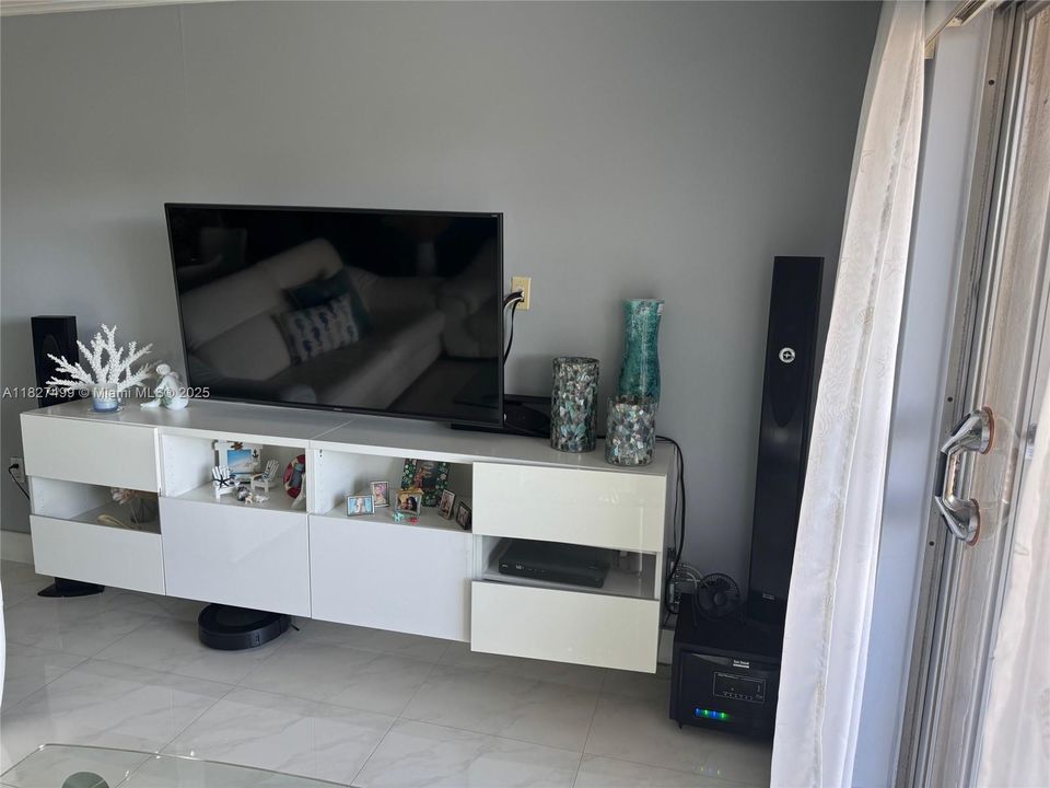 Active With Contract: $235,000 (1 beds, 1 baths, 756 Square Feet)