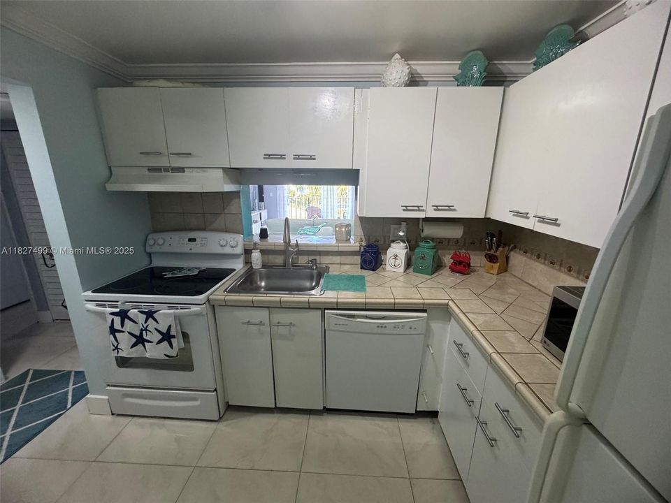 Active With Contract: $235,000 (1 beds, 1 baths, 756 Square Feet)