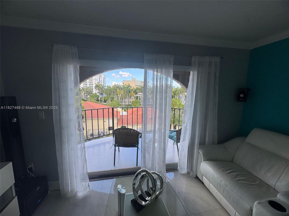 Active With Contract: $235,000 (1 beds, 1 baths, 756 Square Feet)