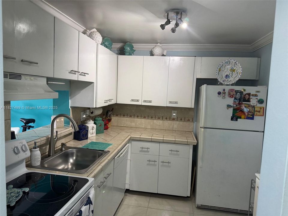 Active With Contract: $235,000 (1 beds, 1 baths, 756 Square Feet)