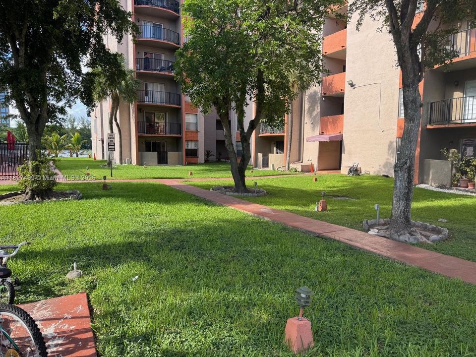 Active With Contract: $235,000 (1 beds, 1 baths, 756 Square Feet)