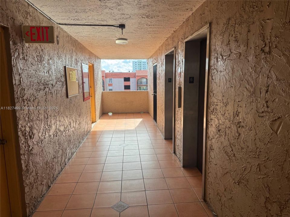 Active With Contract: $235,000 (1 beds, 1 baths, 756 Square Feet)