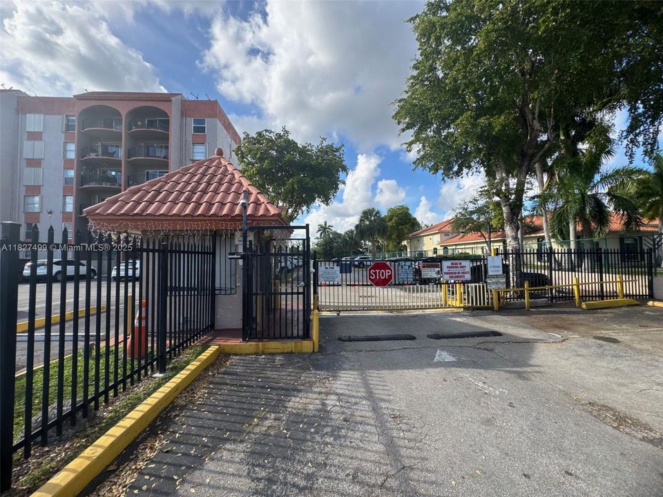 Active With Contract: $235,000 (1 beds, 1 baths, 756 Square Feet)