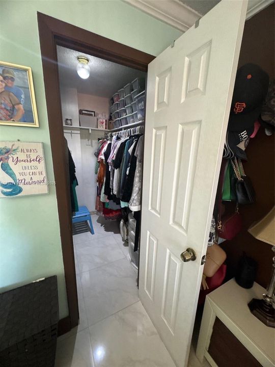 Active With Contract: $235,000 (1 beds, 1 baths, 756 Square Feet)