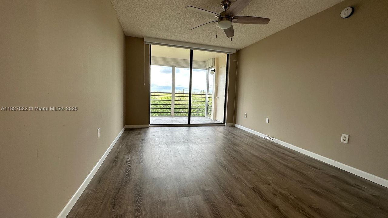 For Sale: $148,000 (1 beds, 1 baths, 740 Square Feet)