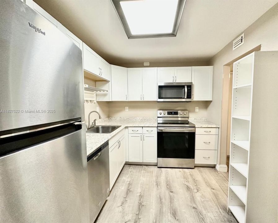 For Sale: $148,000 (1 beds, 1 baths, 740 Square Feet)