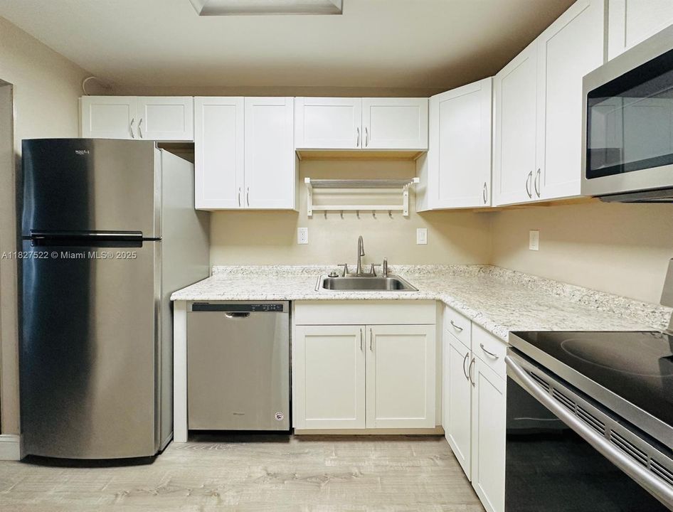 For Sale: $148,000 (1 beds, 1 baths, 740 Square Feet)