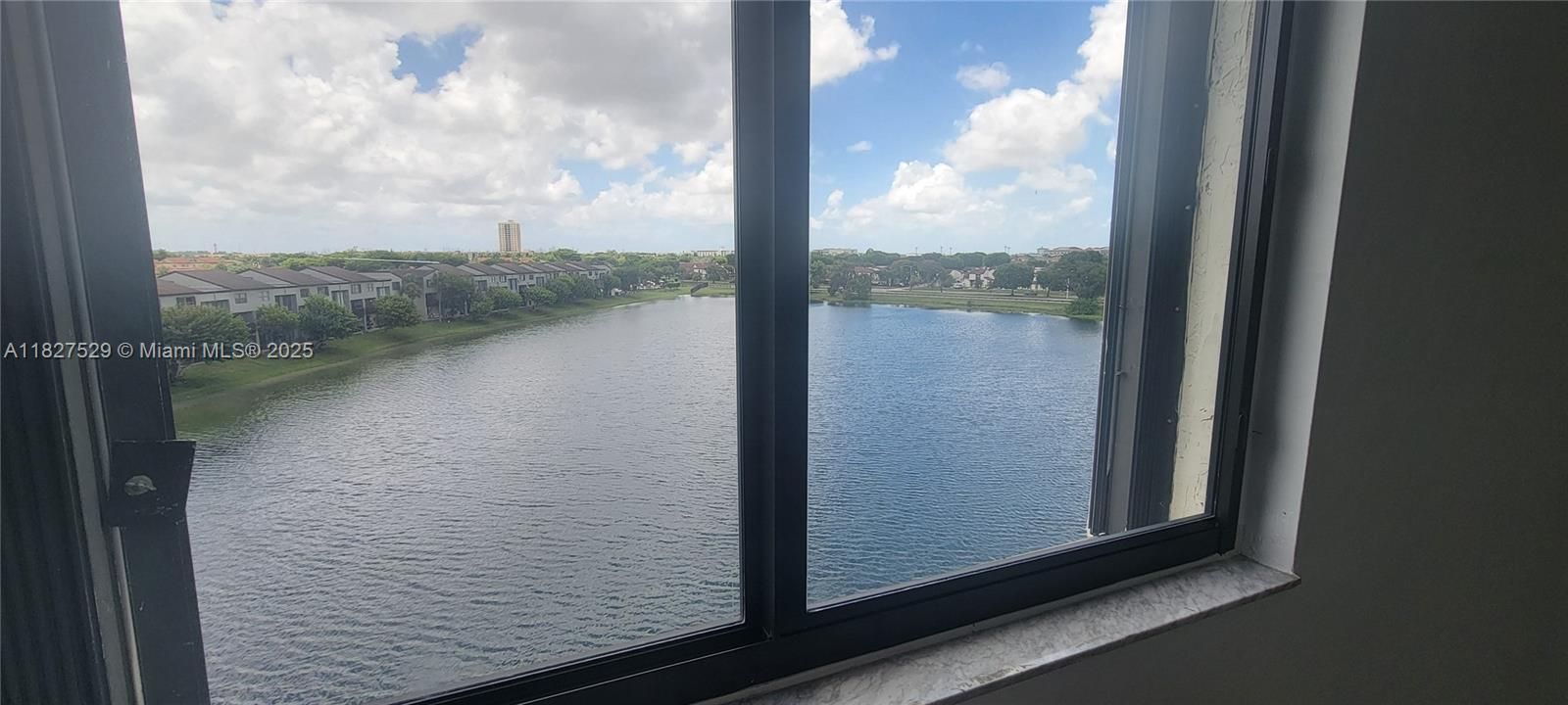 Vendido Recientemente: $335,000 (2 camas, 2 baños, 1064 Pies cuadrados)