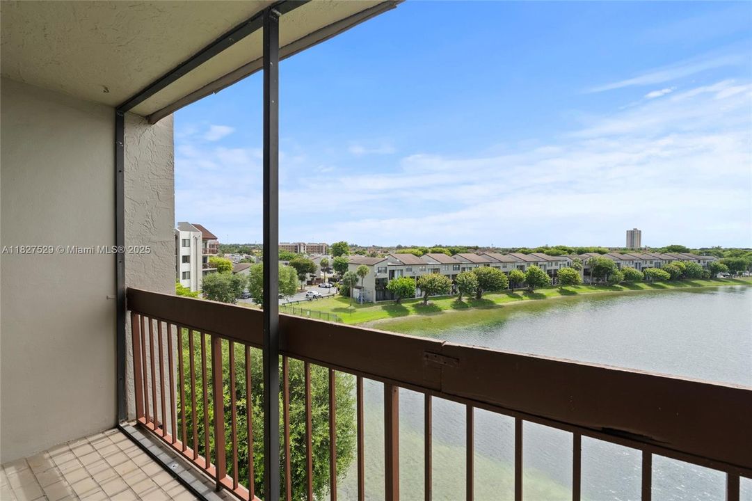 Vendido Recientemente: $335,000 (2 camas, 2 baños, 1064 Pies cuadrados)