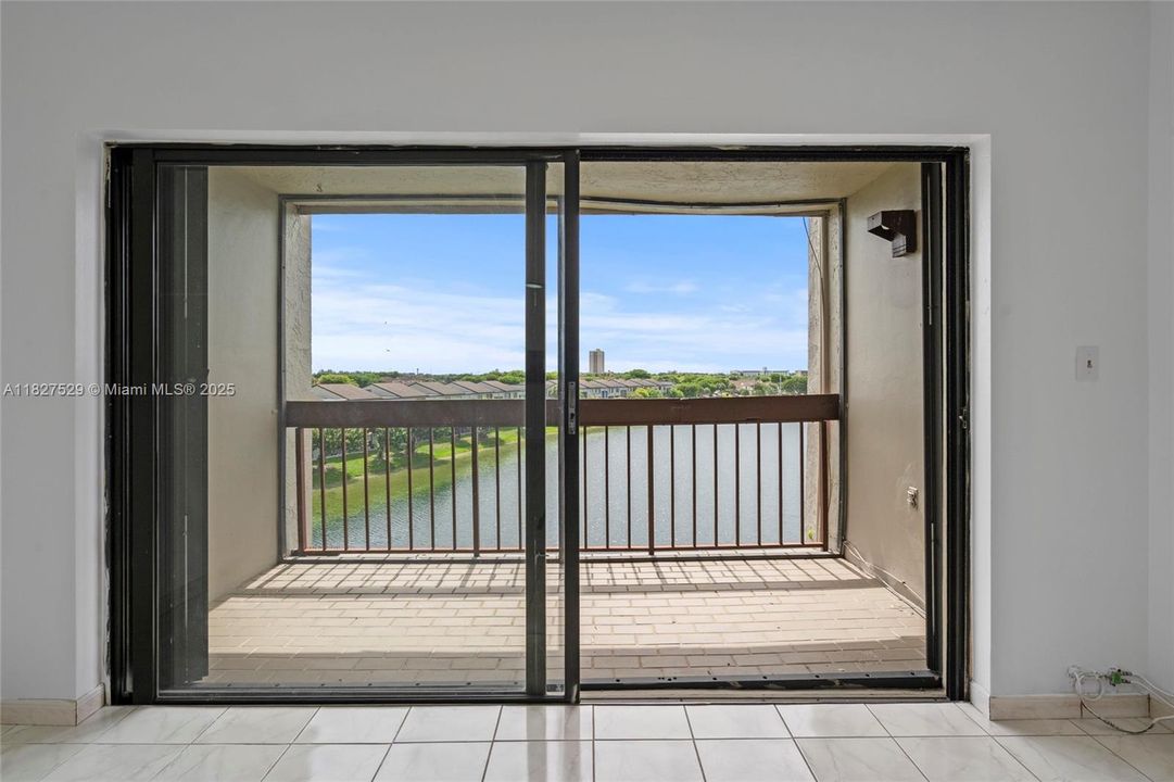 Vendido Recientemente: $335,000 (2 camas, 2 baños, 1064 Pies cuadrados)