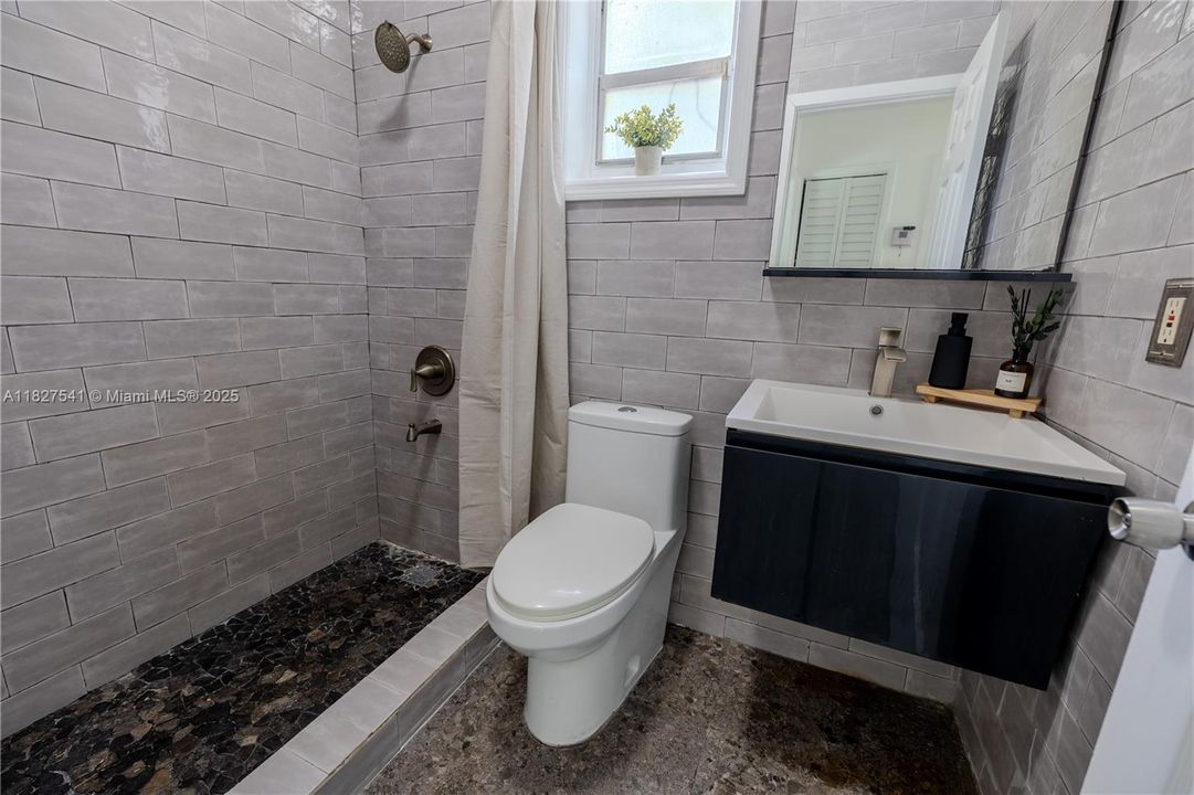 Недавно продано: $799,999 (3 спален, 2 ванн, 1173 Квадратных фут)