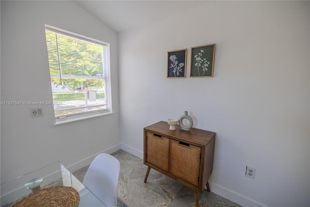 Недавно продано: $799,999 (3 спален, 2 ванн, 1173 Квадратных фут)