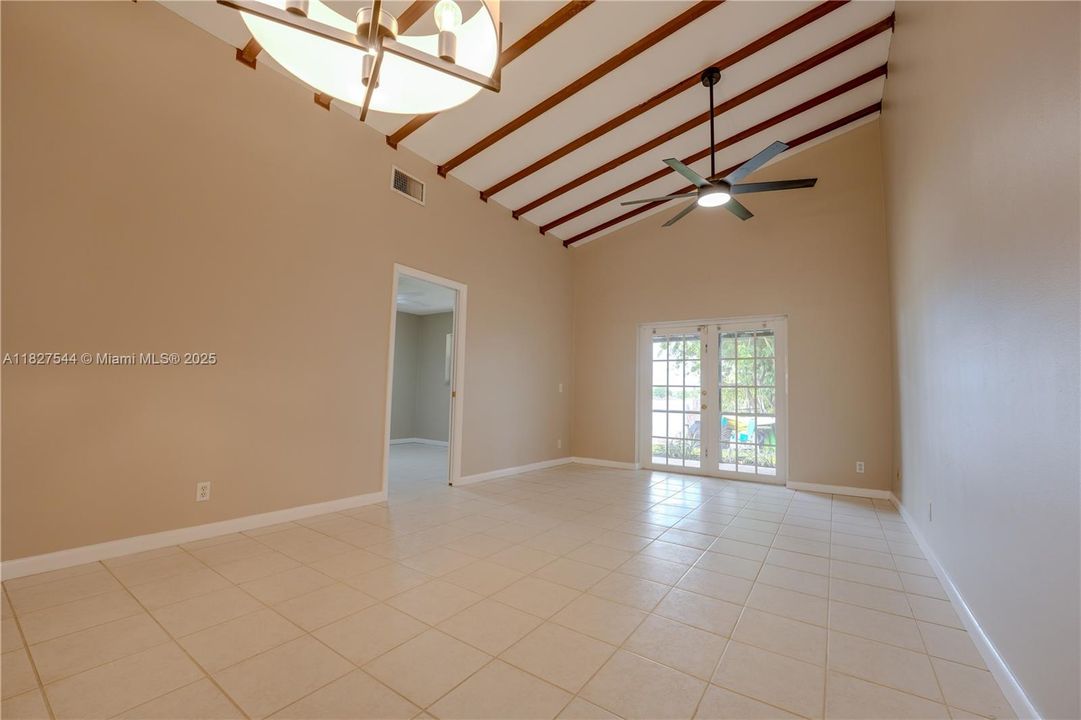 Recientemente alquilado: $2,800 (3 camas, 2 baños, 1175 Pies cuadrados)