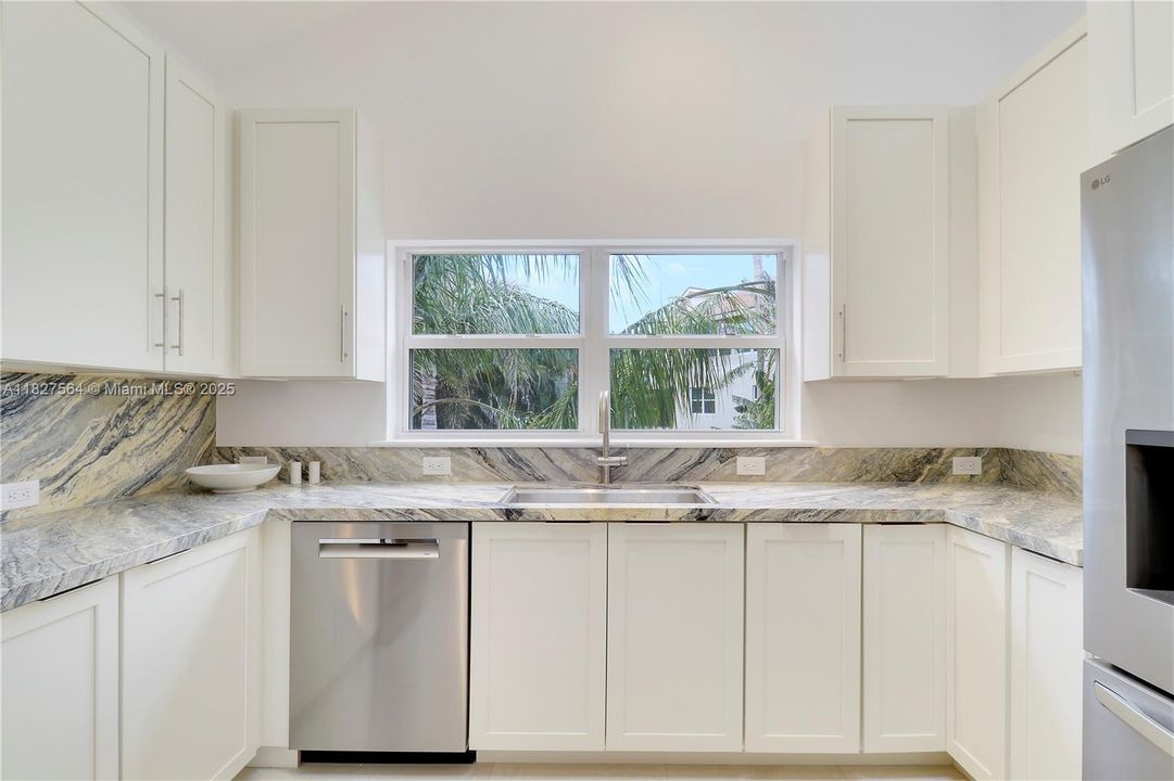 Под контрактом: $14,000 (3 спален, 3 ванн, 2200 Квадратных фут)