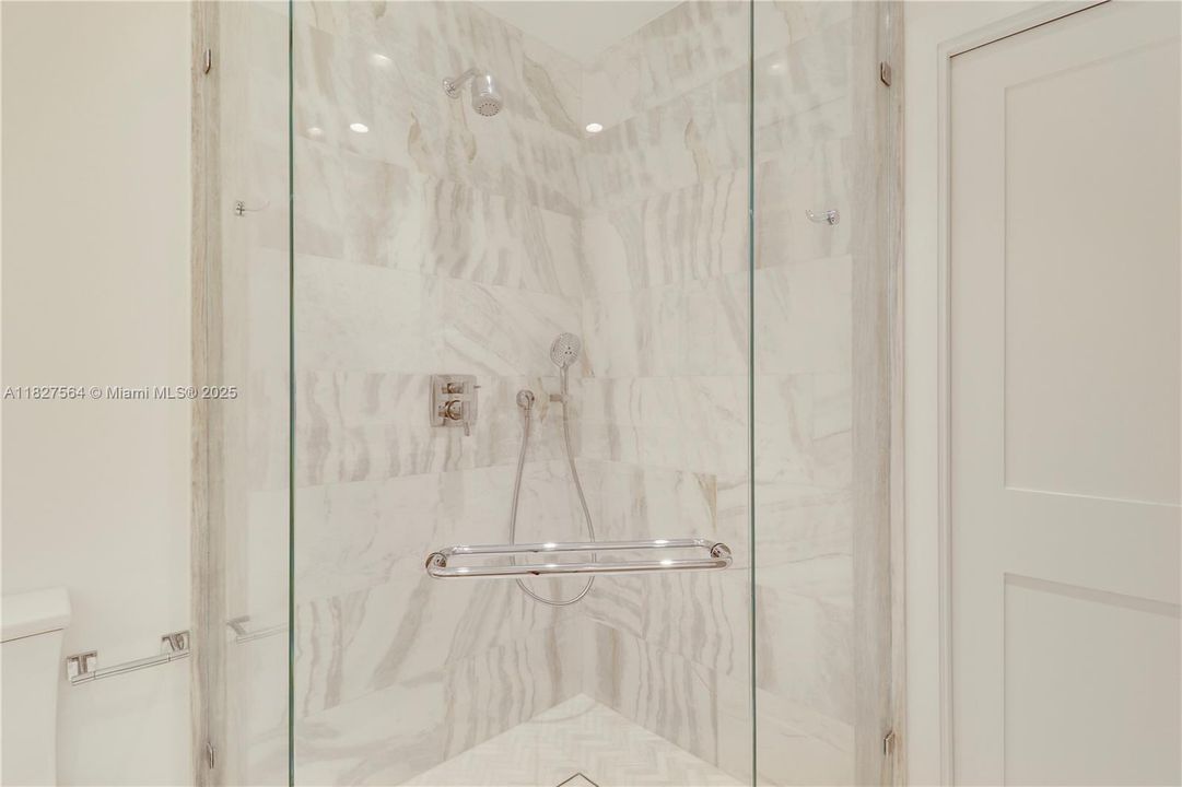 Под контрактом: $14,000 (3 спален, 3 ванн, 2200 Квадратных фут)